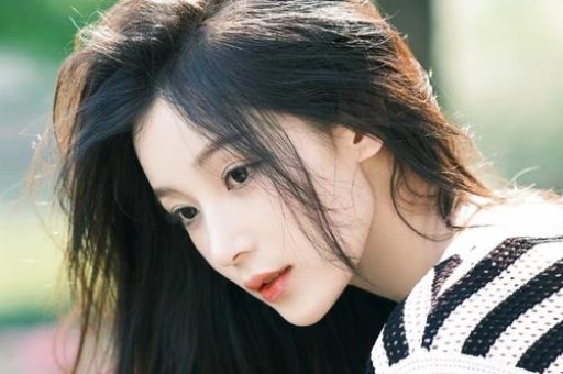 南通网友爆料：一车辆四脚朝天！围着一堆吃瓜群众……